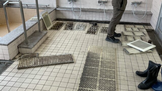 伊万里市病院内大浴場カビ取り作業